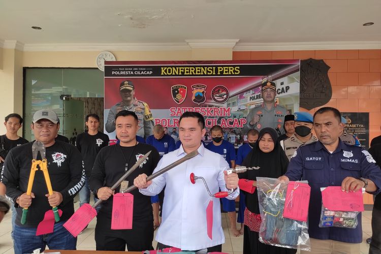 Ungkap kasus pembobolan Alfamart di Mapolresta Cilacap, Jawa Tengah, Sabtu (31/12/2022).