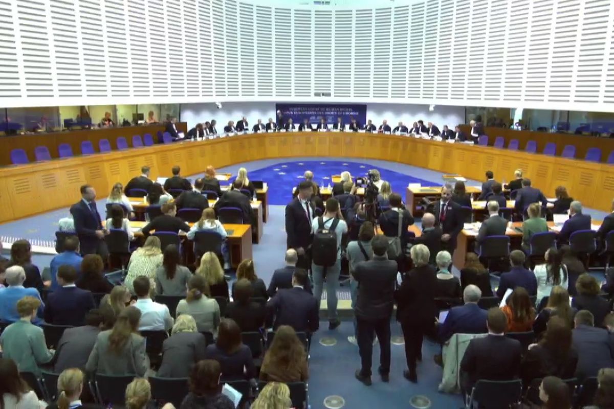 Tangkapan layar video siaran ulang di ruang sidang Pengadilan Hak Asasi Manusia Eropa atau European Court of Human Rights (ECHR) di Strasbourg, Perancis, Rabu (27/9/2023). Enam anak muda dari Eropa menyeret 32 pemerintah di Eropa ke meja hijau karena menganggap negara-negara tersebut tidak melakukan tindakan untuk mencegah krisis iklim.