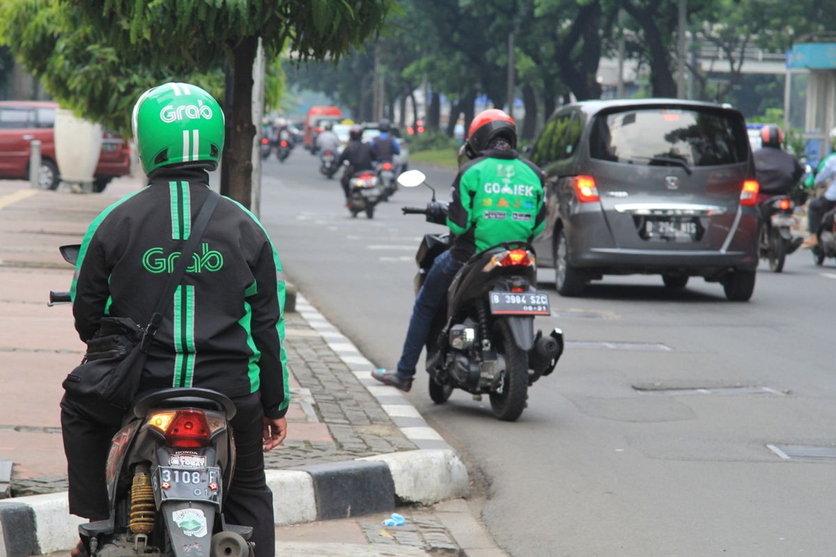 Ilustrasi ojek online. THR ojol akan diberikan perusahaan angkutan online seperti Grab, Gojek, dan Maxim sebelum lebaran 2025 dengan program yang berbeda-beda.