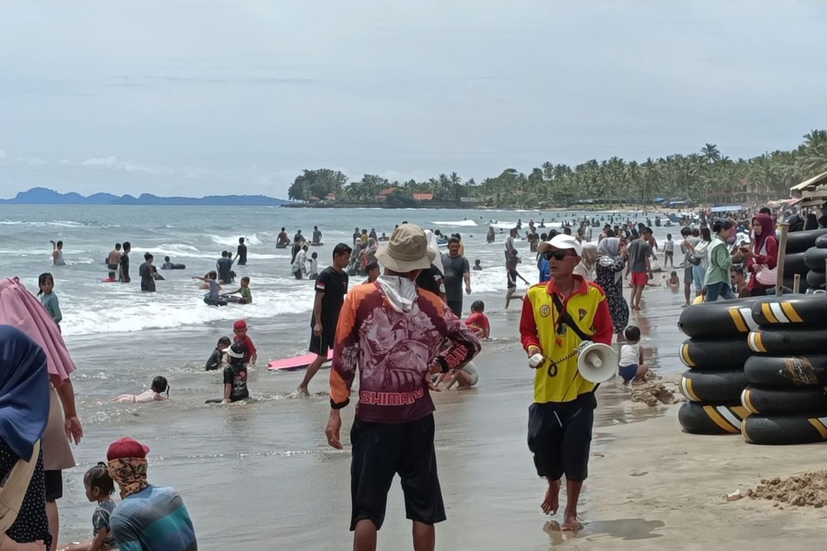 Wisatawan memadati Pantai Sambolo Anyer, Kabupaten Serang, Banten pada momen libur lebaran, Kamis (3/4/2025). Meski padat Anyer masih menjadi primadona bagi masyarakat untuk berlibur.