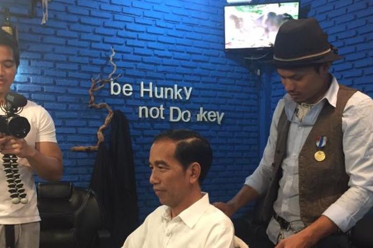 Presiden Joko Widodo bersama puteranya Kaesang Pangarep mencukur rambut di Honky-Dory, Bogor, Sabtu (14/1/2017l