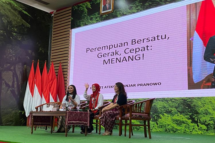 Istri calon presiden Ganjar Pranowo, Siti Atikoh (tengah) hadir dalam acara Rapat Koordinasi Nasional (Rakornas) relawan Perempuan Indonesia Pilih Ganjar (Pijar) di kantor DPP PDIP Menteng, Jakarta Pusat, Sabtu (16/12/2023).