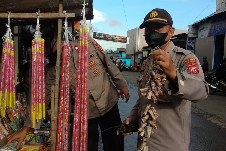 Petugas Polsek Indihiang Polresta Tasikmalaya sedang merampas berbagai jenis petasan yang membahayakan dari para pedagang di pasar Tasikmalaya, Rabu (6/4/2022).