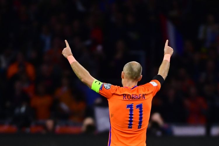 Pemain sayap timnas Belanda, Arjen Robben (11), mencetak gol penalti ke gawang Swedia pada babak pertama partai Kualifikasi Piala Dunia 2018 zona Eropa di Amsterdam Arena, Rabu (11/10/2017).