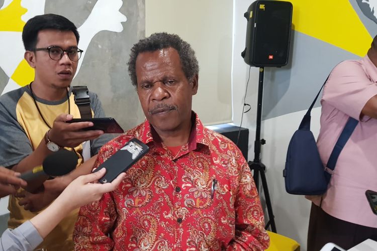 Direktur Eksekutif Yayasan Keadilan dan Keutuhan Manusia Papua Theo Hesegem saat memberi laporan soal kasus konflik di Kabupaten Nduga, Papua, Rabu (14/8/2019).