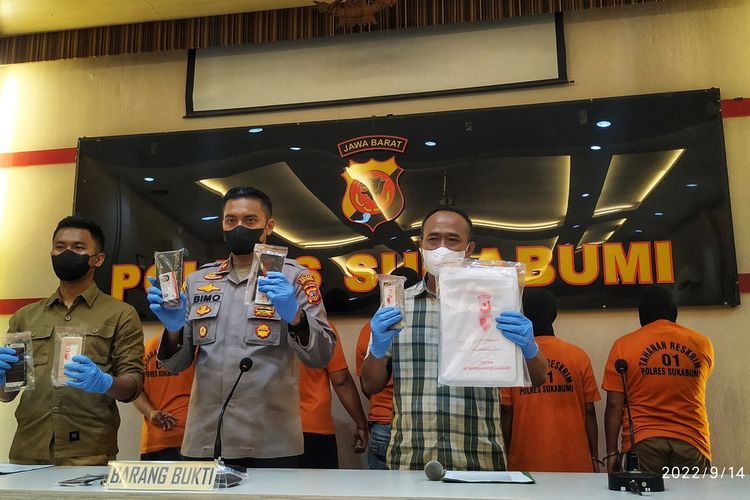 Wakil Kepala Polres Sukabumi Kompol R. Bimo Moernanda (tengah) memperlihatkan barang bukti kasus perdagangan manusia saat konferensi pers di Palabuhanratu, Sukabumi, Jawa Barat, Rabu (14/9/2022)