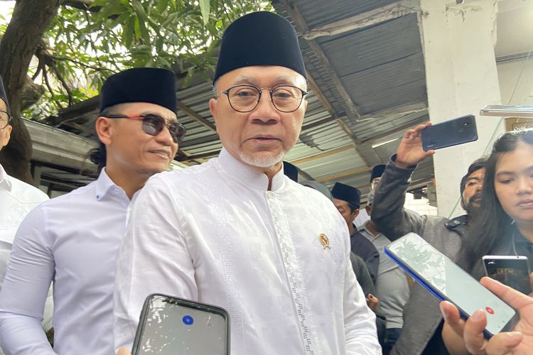 Menko Pangan Zulkifli Hasan saat mengunjungi Ponpes Al Khoziny Sidoarjo, Jumat (14/11/2025).