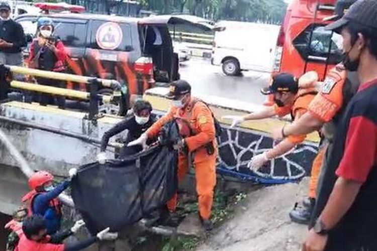 Bocah laki-laki berinisial IA (9), yang terseret arus aliran anak Kali Ciliwung wilayah Kampung Kramat, Cililitan, Kramatjati, Jakarta Timur, ditemukan dalam keadaan meninggal dunia, Selasa (21/12/2021).