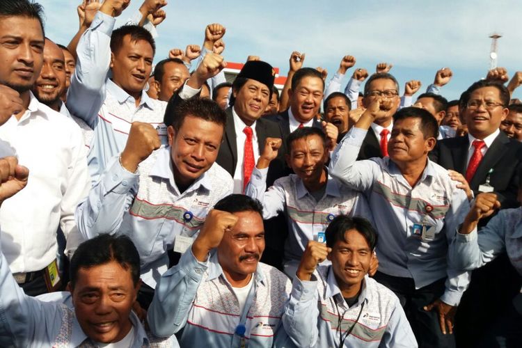 Direktur Utama Pertamina, Elia Massa Manik bersama dengan pegawai Terminal Bahan Bakar Minyak (TBBM), Boyolali Jawa Tengah, Kamis (17/8/2017). 