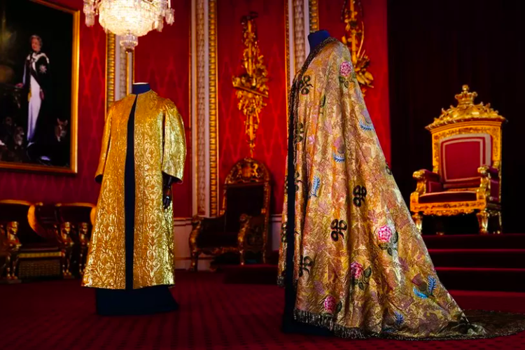 Pakaian kebesaran yang dipakai Raja George III