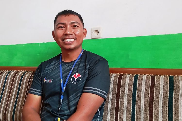 Dede Sulaeman, guru PJOK SDN Cinyawar, Cianjur, Jawa Barat yang videonya viral berkat metode belajar yang inovatif.