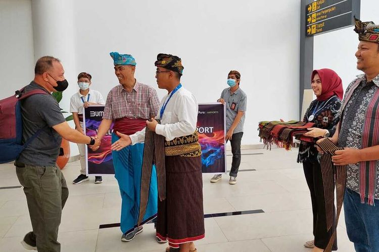 Suasana penyambutan penumpang pesawat perdana di 2023 Bandara Lombok Minggu (1/1/2023)