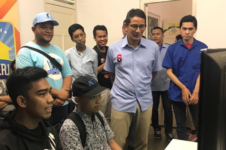 Calon wakil presiden nomor urut 02 Sandiaga Uno menonton pertandingan e-sport Rumah Siap Kerja, di Kebayoran Baru, Jakarta Selatan, Rabu (24/4/2019).