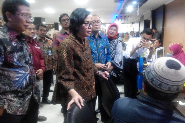 Menteri Keuangan (Menkeu) Sri Mulyani Indrawati mengunjungi KPPN Direktorat Jenderal Perbendaharaan di Jakarta, Kamis (21/12/2017).