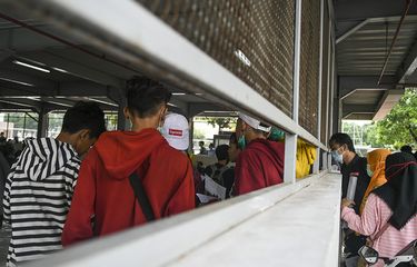 Sejumlah pengunjuk rasa yang menolak UU Cipta Kerja berada di Gedung Parkir Barang Bukti Ranmor di Polda Metro Jaya, Jakarta, Jumat (9/10/2020). Mereka diamankan petugas Kepolisian karena diduga terlibat kericuhan saat unjuk rasa menolak UU Cipta Kerja pada Kamis (8/10).