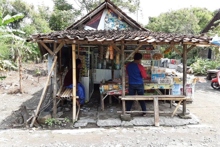 Rumah dan warung Ramisah, yang berdiri di atas tanah yang disengketakan. KOMPAS.COM/SLAMET PRIYATIN