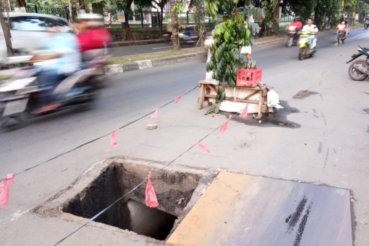 Tampak tutup Gorong-gorong di Jalan Terusan I Gusti Ngurah Rai, Bekasi Barat, Kota Bekasi hilang, Rabu (13/2/2019).