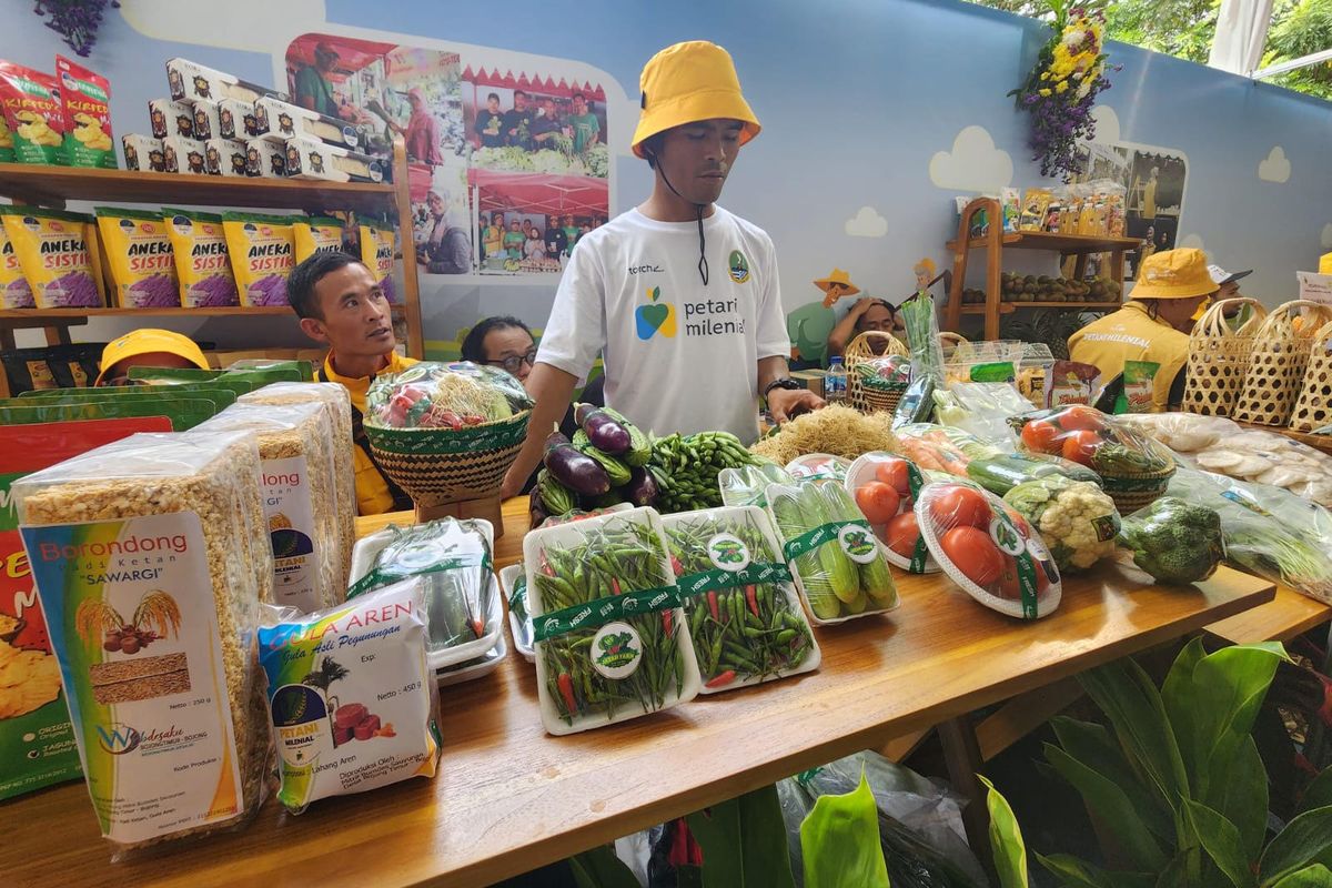 Jajang Tauhidin, salah satu wisudawan dalam program Petani Milenial yang berprofesi sebagai petani sayur asal Kabupaten Purwakarta