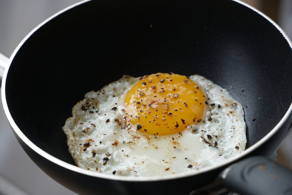 Ilustrasi telur ceplok yang dibumbui garam dan merica. 