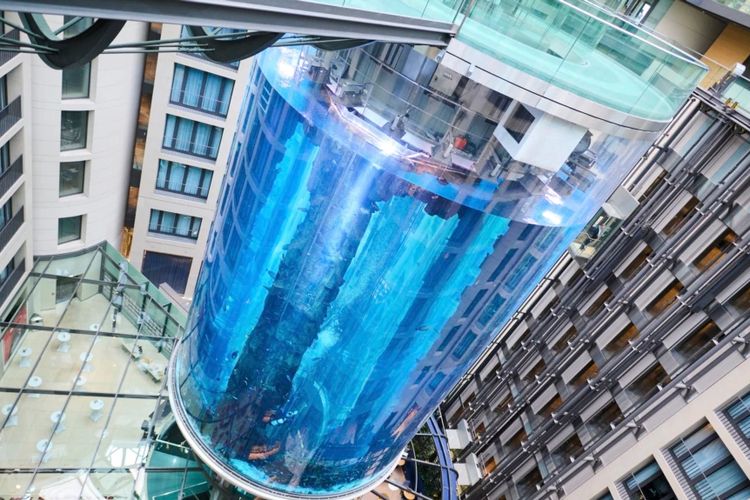 Akuarium AquaDom di objek wisata Sea Life difoto di Berlin, 1 Juni 2022. Operator mengatakan akuarium tersebut memiliki tangki silinder terbesar di dunia.