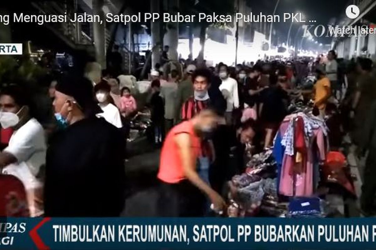 Penertiban PKL oleh Satpol PP di sekitar Stasiun Jatinegara, Jakarta Timur, Kamis (13/5/2021) dini hari.