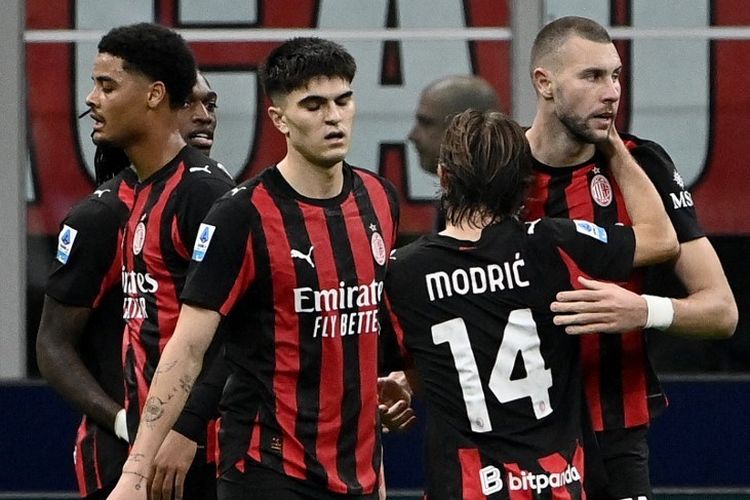Bek AC Milan asal Serbia, Strahinja Pavlovic (kanan), merayakan gol pertama timnya pada laga Serie A Italia antara AC Milan dan AS Roma di stadion San Siro di Milan, pada 2 November 2025.