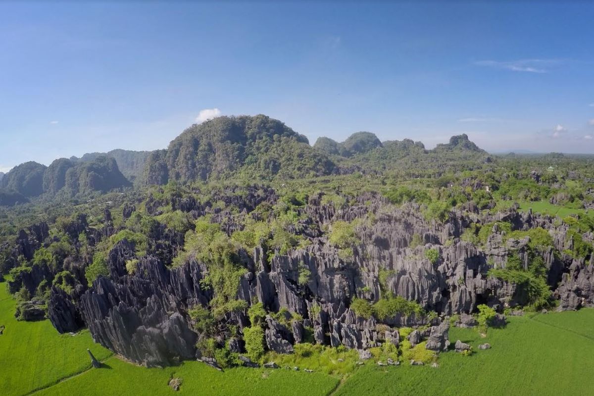 Keindahan bentangan karst di Taman Nasional Bantimurung Bulusaraung yang berbentuk menara. 