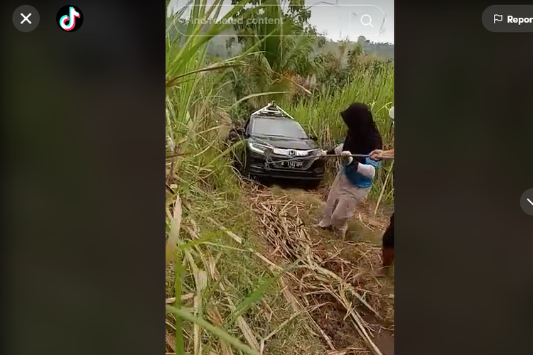 Mobil perekam jalan terjebak di tengah ladang yang licin