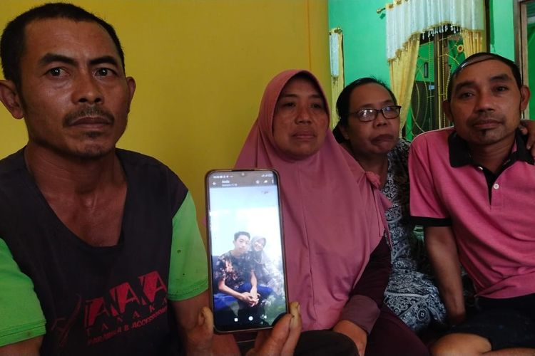 Keluarga menunjukkan foto Ahmad Rendy Pratama yang meninggal saat erupsi Gunung Semeru Desember 2021