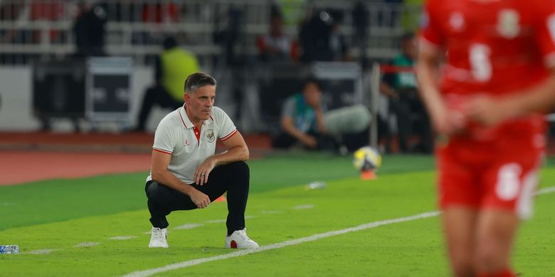 Pelatih Timnas Indonesia John Herdman mengamati permainan anak asuhnya saat laga pertandingan FIFA Series 2026 antara Indonesia vs Saint Kitts and Nevis di Stadion Gelora Bung Karno, Jakarta, Jumat (27/3/2026).