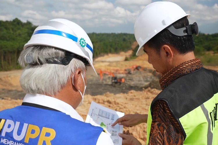 Presiden Joko Widodo meninjau proyek jalan tol yang menghubungkan Balikpapan dan kawasan inti Ibu Kota Nusantara (IKN) di Kalimantan Timur, Rabu (22/2/2023).