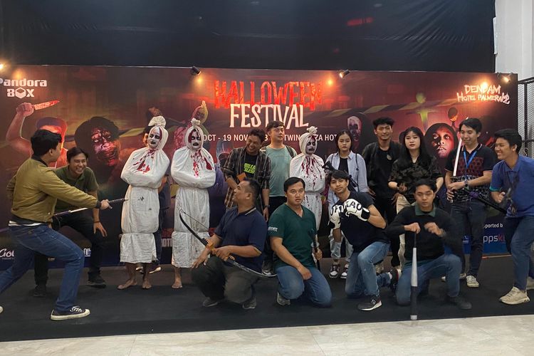 Suasana pengunjung Halloween Fest 2023 di Twin Plaza Hotel, Jakarta Barat, pada Jumat (6/10/2023). 