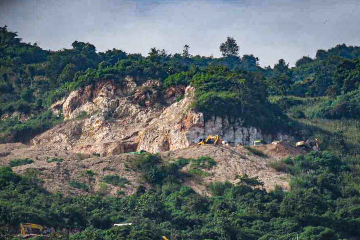 Aktivitas pertambangan di kawasan karst Citatah, Kabupaten Bandung Barat.
