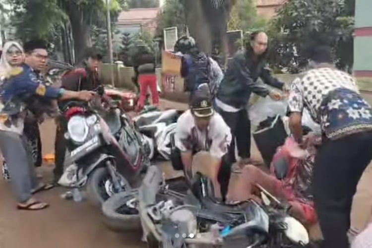 Puluhan pengendara motor terjatuh akibat ceceran tanah