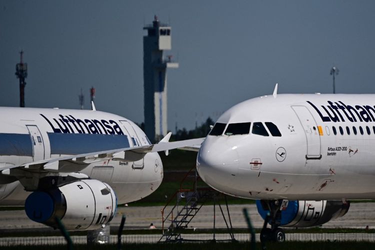 Pesawat yang diparkir yang dioperasikan oleh maskapai penerbangan Jerman Lufthansa digambarkan di bandara Berlin Brandenburg BER Willy-Brandt di Schoenefeld dekat Berlin pada 31 Mei 2021. Maskapai penerbangan Jerman Lufthansa pada 11 April 2024 mengatakan akan terus menangguhkan penerbangan ke dan dari Teheran hingga 13 April karena ketegangan di Timur Tengah. ?Karena situasi saat ini, Lufthansa menangguhkan penerbangannya ke dan dari Teheran hingga Sabtu, 13 April, setelah melakukan evaluasi yang cermat,? kata maskapai itu dalam sebuah pernyataan.