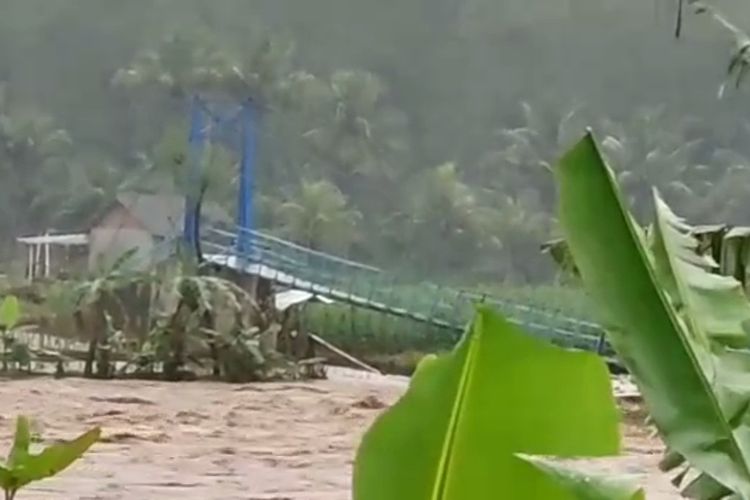 Jembatan penghubung antar desa di Cianjur, Jawa Barat, terpurus akibat diterjang banjir bandang, kemarin