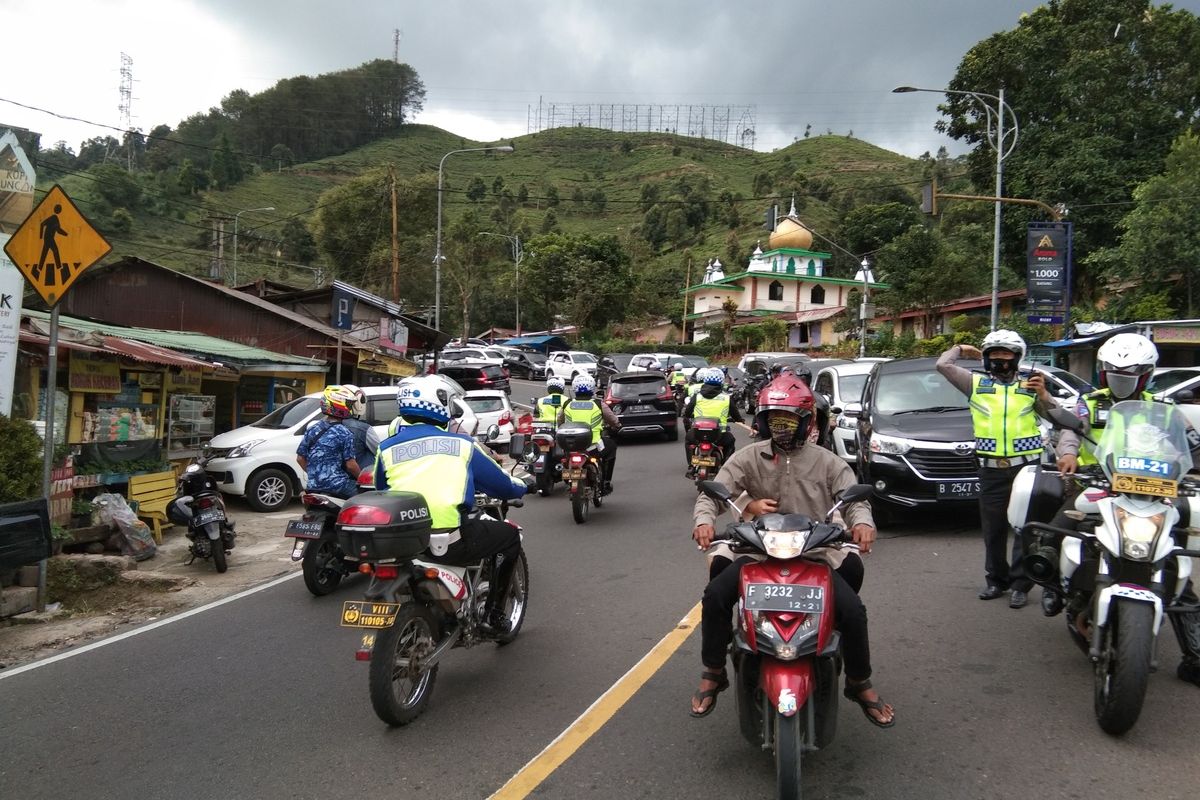 Penampakan arus lalu lintas di Puncak Pass Bogor sampai Masjid AttaAwun mengalami kemacetan sekitsr pukul 13.42 WIB, Minggu (21/6/2020)