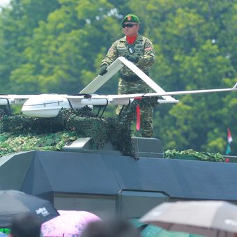 Sejumlah alutsista TNI diperkenalkan kepada masyarakat dalam acara Peringatan HUT ke-80 TNI di Monumen Nasional, Jakarta, Minggu (5/10/2025). Acara ulang tahun ini mengusung tema ''TNI Prima, TNI Rakyat, Indonesia Maju''.