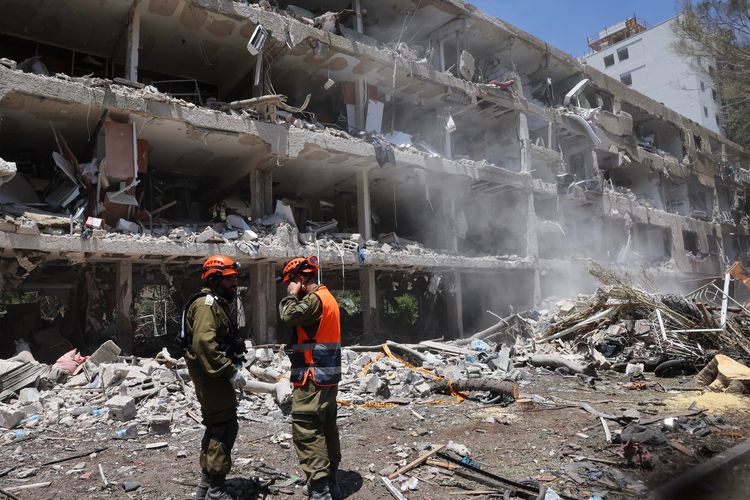 Petugas keamanan Israel memeriksa kerusakan bangunan yang hancur dihantam rudal Iran, di kawasan permukiman Ramat Aviv, Ibu Kota Tel Aviv, Israel, Minggu (22/6/2025).
