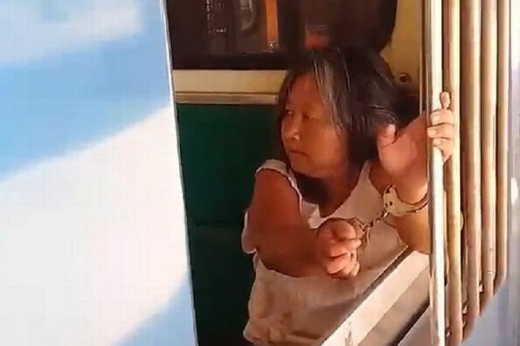 Mukda Juengthanasomboon, seorang perempuan di Nakhon Ratchasima diborgol di dalam kereta setelah menolak mengenakan masker dan meludahi penumpang lainnya.