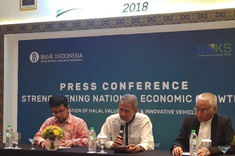 Deputi Direktur Departemen Ekonomi dan Keuangan Syariah BI Rifki Ismal, Kepala BPKH Anggito Abimanyu, Anggota Badan Pelaksana Bidang Operasional BPKH A. Iskandar Zulkarnain, di Surabaya, Jumat (14/12/2018).