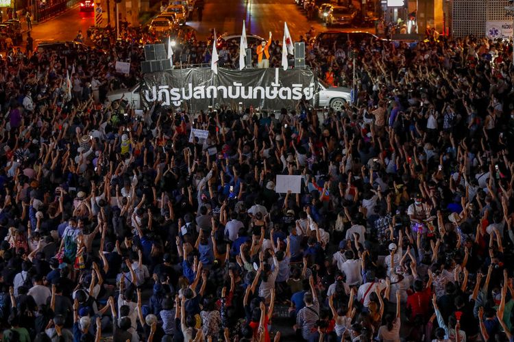 Aktivis pro-demokrasi menunjukkan simbol perlawanan tiga jari selama unjuk rasa di Bangkok, Thailand, Rabu, 24 Maret 2021.