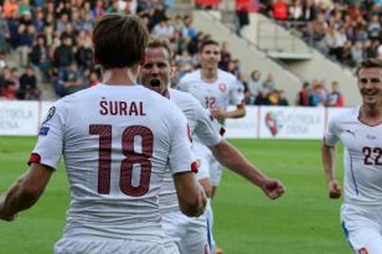 Pemain Ceko David Limbersky (tengah) melakukan selebrasi bersama rekannya stetelah mencetak gol ke gawang Latvia pada laga kualifikasi Piala Eropa 2016 di Riga, Minggu (6/9/2015).