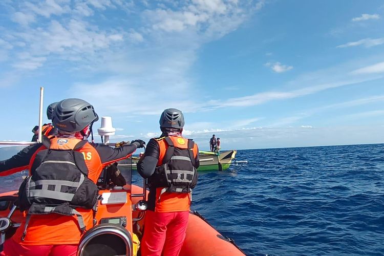 Petugas Basarnas Bali, melakukan evakuasi nelayan yang terapung di tengah laut akibat perahunya terbalik dihantam ombak, Jumat (1/7/2022).