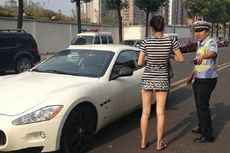Wanita Muda Parkir Mobil Super-Mewah di Tengah Jalan Sibuk