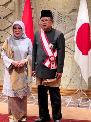 Wakil Presiden ke-10 dan ke-12, M Jusuf Kalla (JK) bersama istrinya, Mufidah Jusuf Kalla saat menerima penghargaan dari pemerintah Jepang.