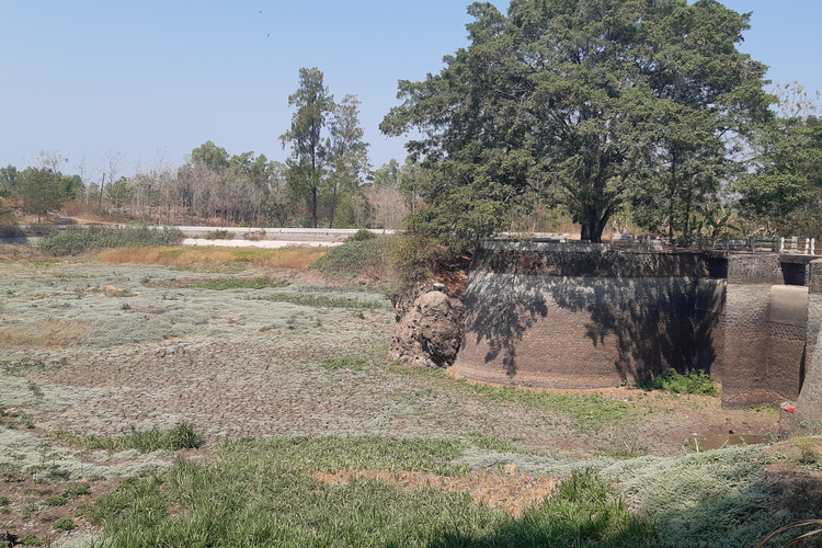 Embung Plalar di Desa Kaliwuluh, Kecamatan Kebakkramat, Kabupaten Karanganyar, Jawa Tengah, yang dimanfaatkan sebagai irigasi kering akibat kemarau panjang, Kamis (5/10/2023).