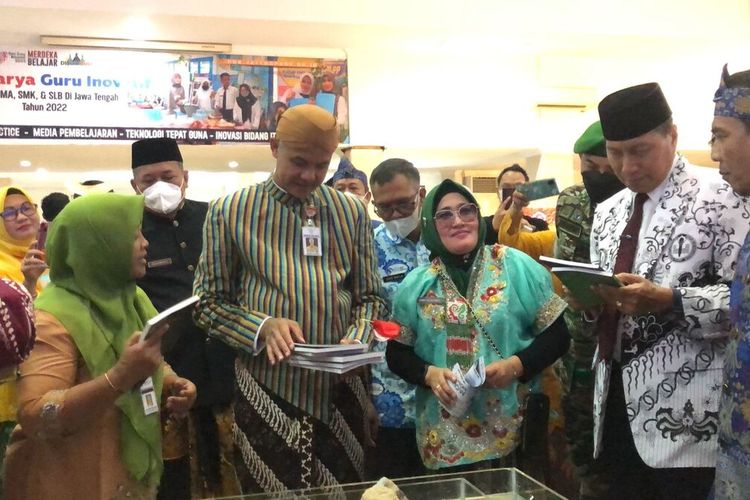 Gubernur Jateng Ganjar Pranowo mengunjungi pameran guru usai upacara Peringatan Hari Guru di Museum Ranggawarsita, Jumat (25/11/2022).