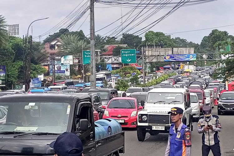 Kemacetan terjadi di Jalan Raya Puncak, Bogor, Jawa Barat, Jumat (12/4/2024).