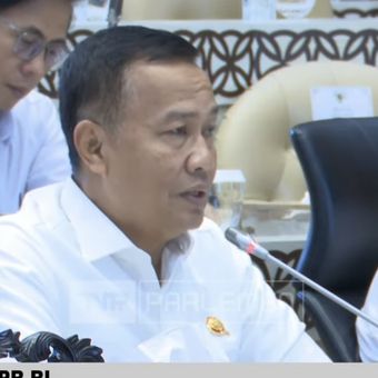 Direktur Jenderal Perhubungan Darat, Kemenhub, Aan Suhanan, saat rapat kerja (raker) bersama Komisi V DPR RI, Senin (30/6/2025).